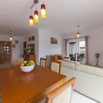 B41 - Windmill Modern With Pool *